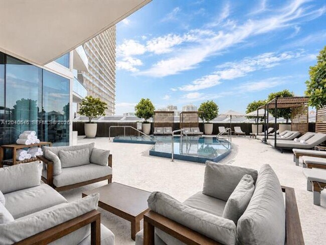 Building Photo - 17001 Collins Ave