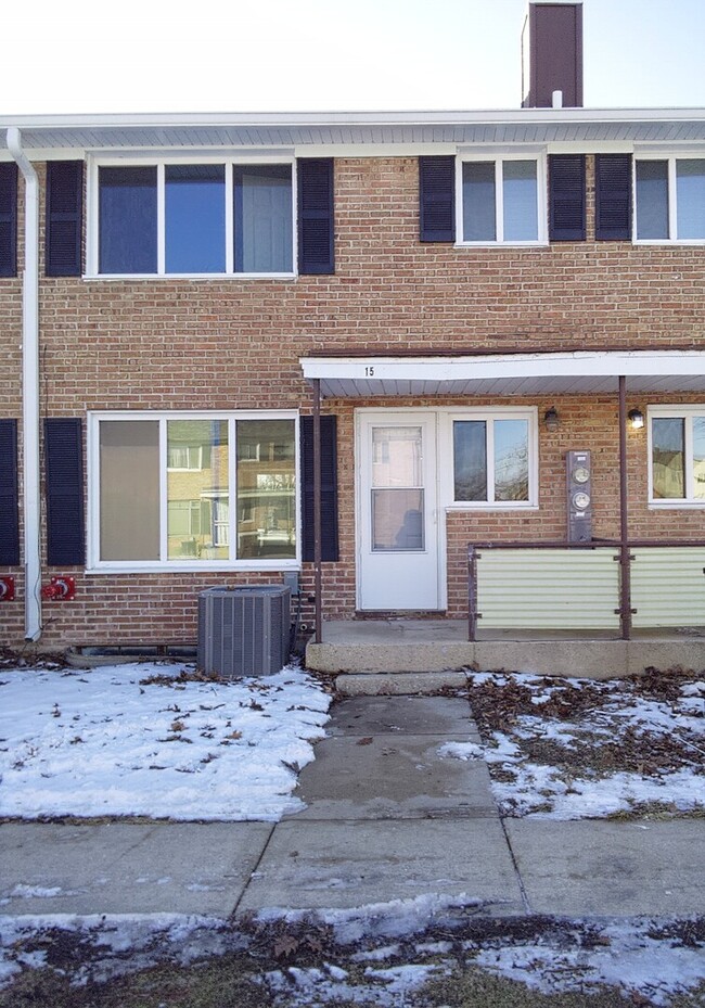 Building Photo - 15 Indianwood Blvd