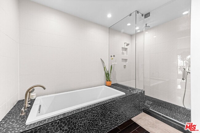 Building Photo - 2300 Ronda Vista Dr