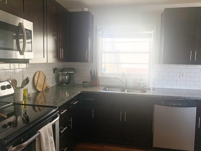 Building Photo - 1102 Greenbriar Cir