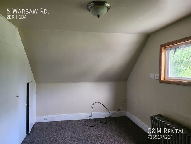 Building Photo - 2 Bedroom Upper Apartment with potential f...