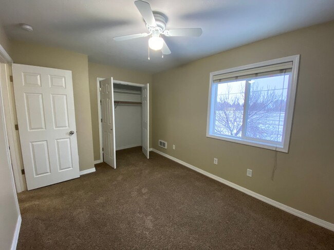 Building Photo - 2 Bed / 1.5 Bath Townhome - Idaho Falls