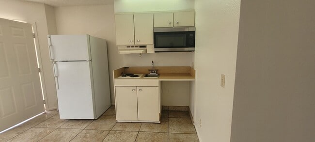 Building Photo - Charming Mountain Studio Apartment