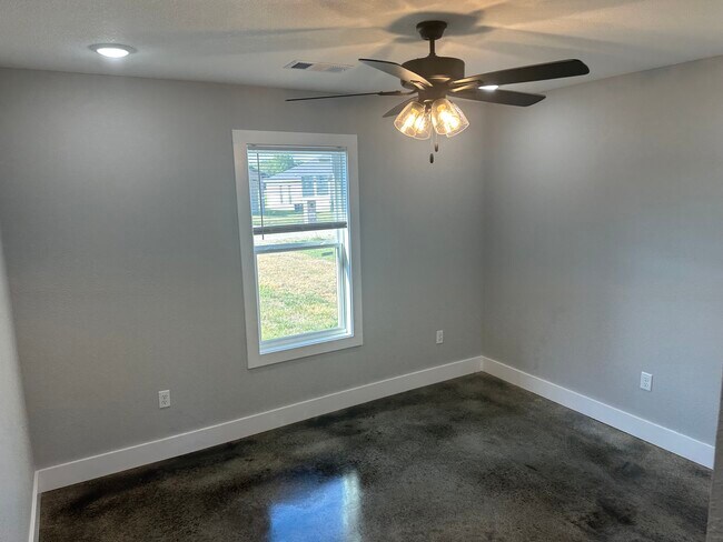 Building Photo - 122 Redwood Dr