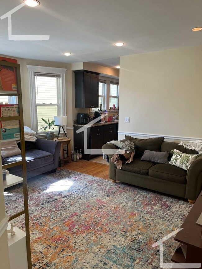 Building Photo - 9/1 No Fee! Spacious 3BR/2BA w/parking included!