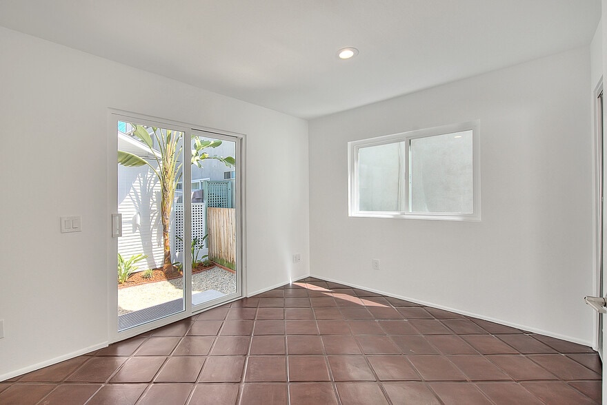 Building Photo - 310 Bayview Dr