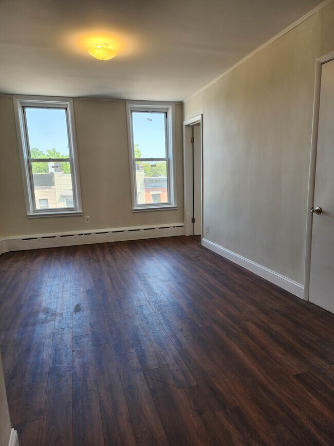 Building Photo - 6410 Myrtle Ave