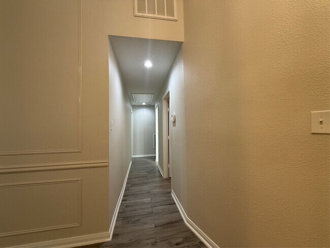 Building Photo - 12800 Briar Forest Dr