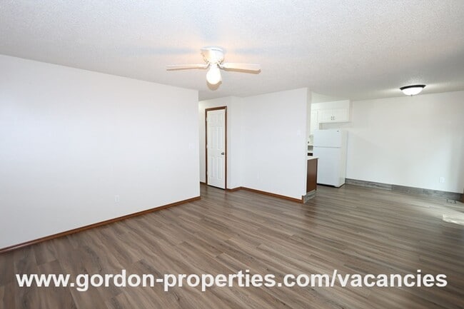 Building Photo - Webster Rd - Gladstone 2 bedroom duplex