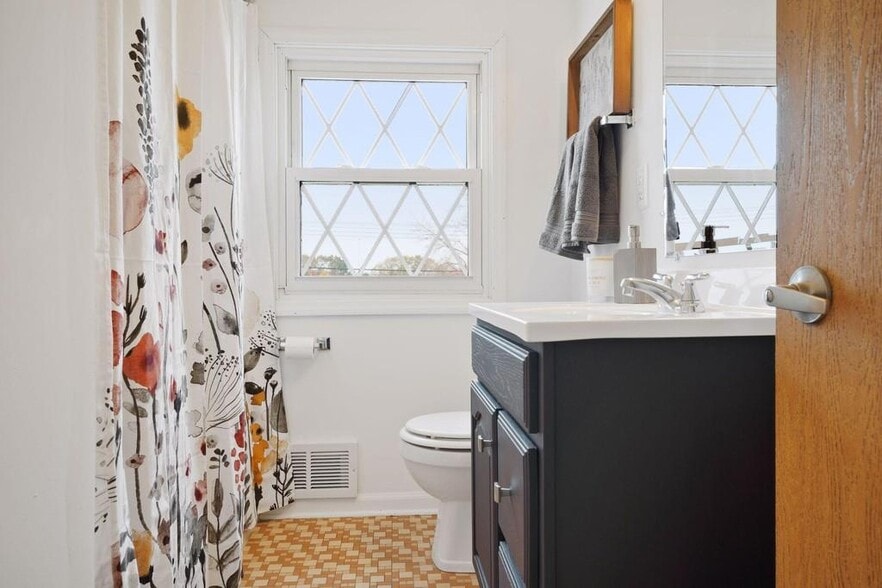 Building Photo - 5060 Hughes Ave NE