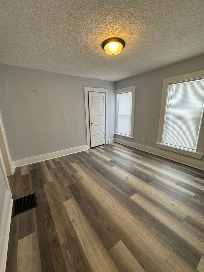 Building Photo - 2214 Kemble Ave