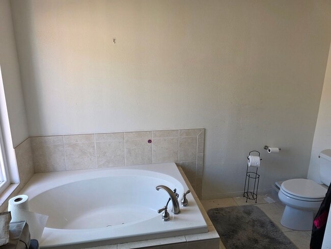 Building Photo - Large 3 bedroom home in quiet neighborhood cul-de-sac with amazing views