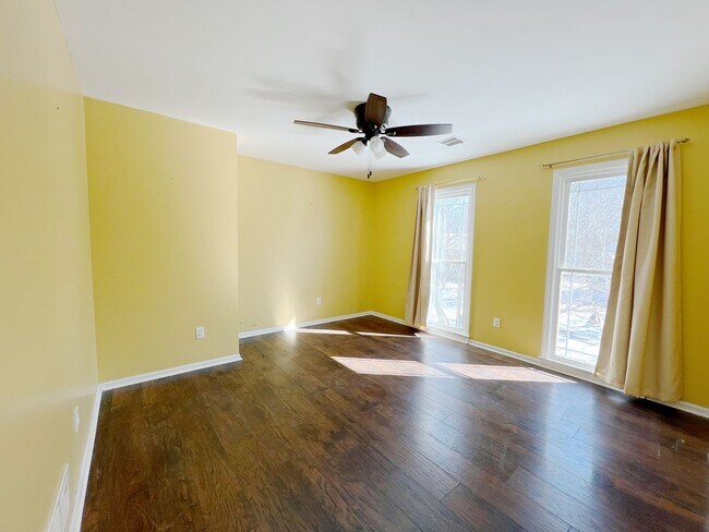 Building Photo - Stunning 4-Bedroom Home in Overland Park!