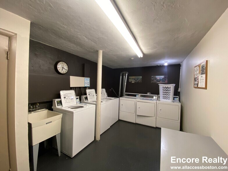 Building Photo - 110 Babcock St