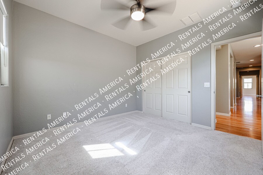 Building Photo - 3966 E Crest Ln