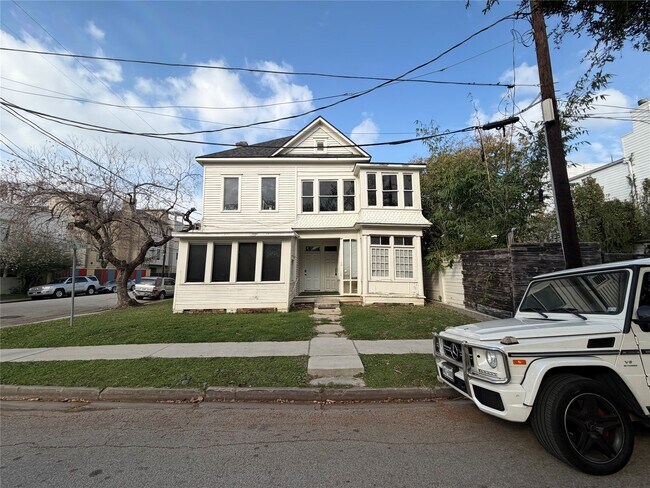 Building Photo - 318 Hyde Park Blvd