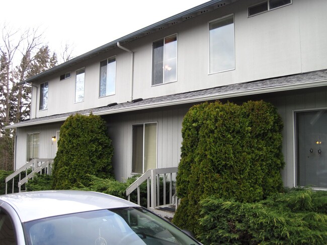 Primary Photo - 3 Bedroom 2 Bathroom Duplex Walking Distan...
