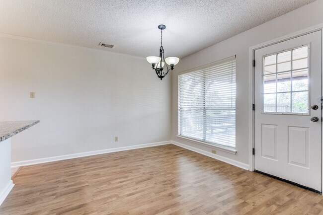 Building Photo - BEAUTIFUL SINGLE STORY HOME IN OAK HOLLOW