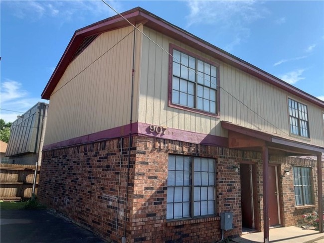 Primary Photo - 907 S Mesquite St