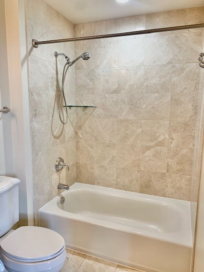 Building Photo - Beautiful 1 BR plus den 2 BA luxury condo ...