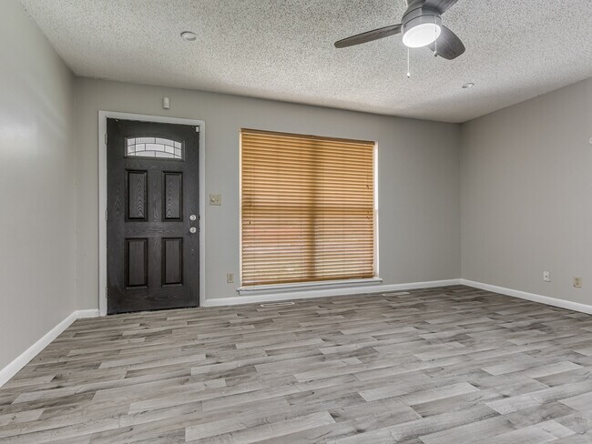 Building Photo - 2104 SW 68th St