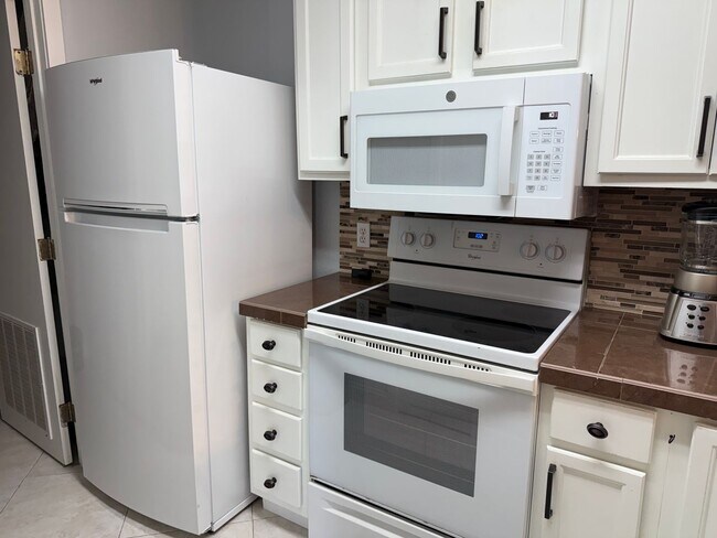 Building Photo - Spacious Furnished 3bd/3ba in Windsor Park! Close to Campus, Surrounded by Nature!