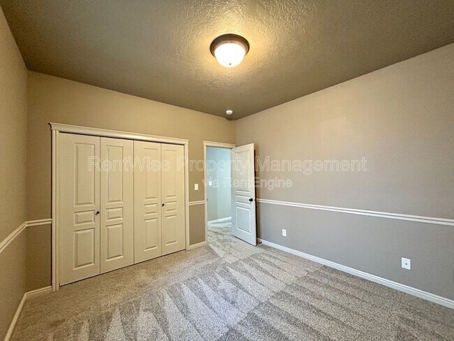 Building Photo - 2253 W los Flores Dr