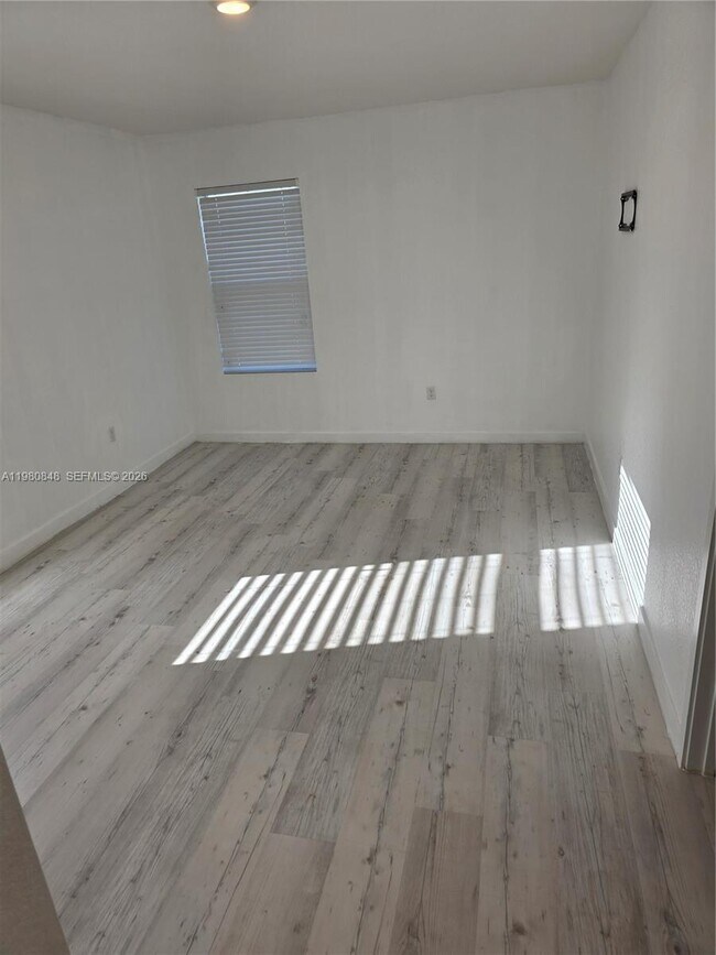 Building Photo - 600 NE 4th Ter