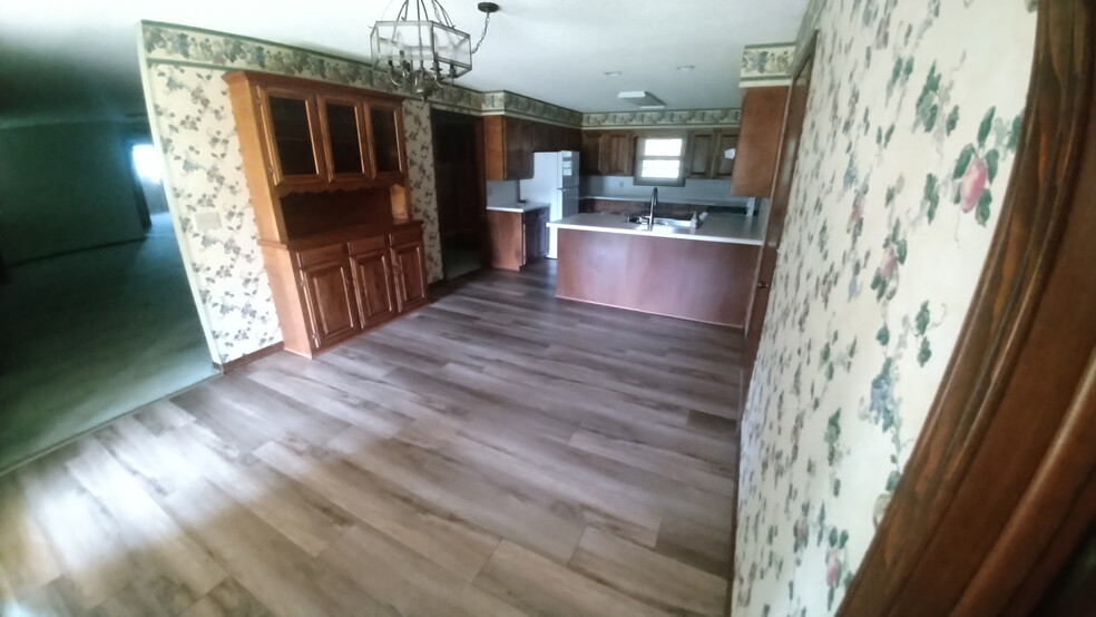 Dinning area looking into kitchen - 423 S Kelley St