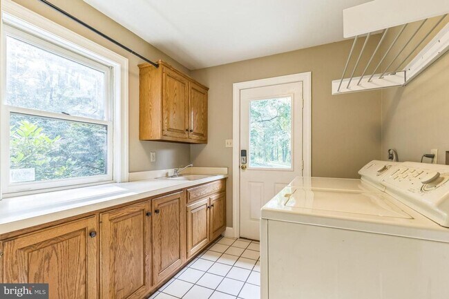 Building Photo - For Rent! Large 5-Bedroom, 3.5-Bath Home with Scenic Views