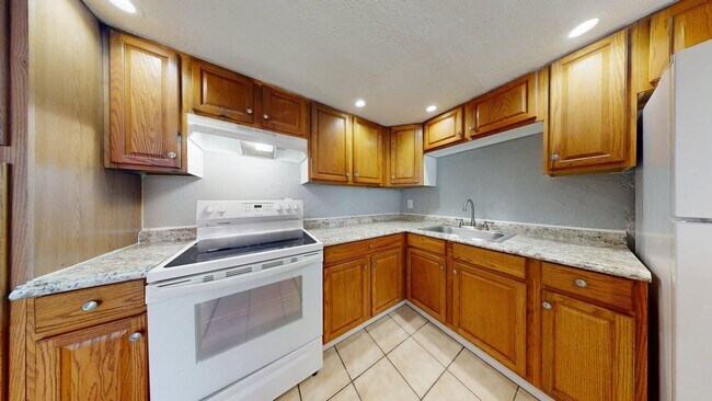 Building Photo - Elyria - updated 2 bedroom/1 bath townhouse.