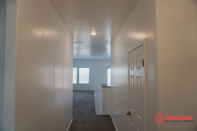 Building Photo - Beautiful Home Located in the Southwest!