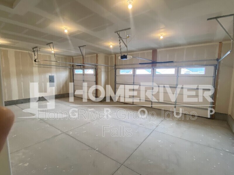 Building Photo - 690 Silvermaple Dr