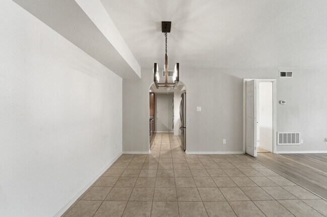 Building Photo - Prime Scottsdale Living | 2 Master Suites + Private Patio Retreat