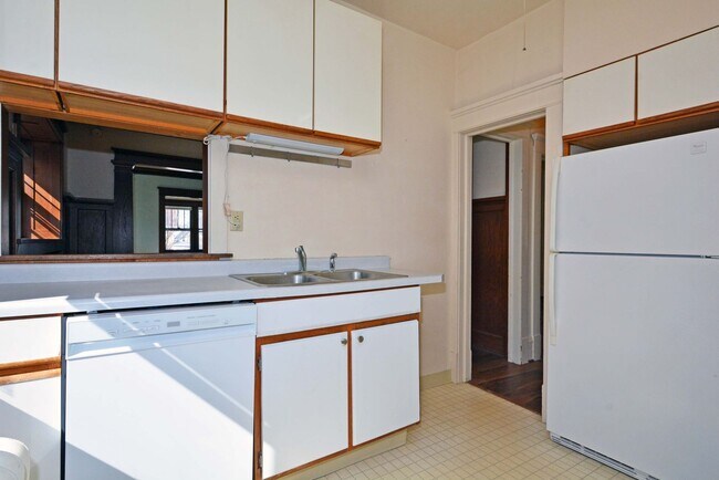 Building Photo - Spacious 2-Bedroom Unit in Minneapolis - Great Location!