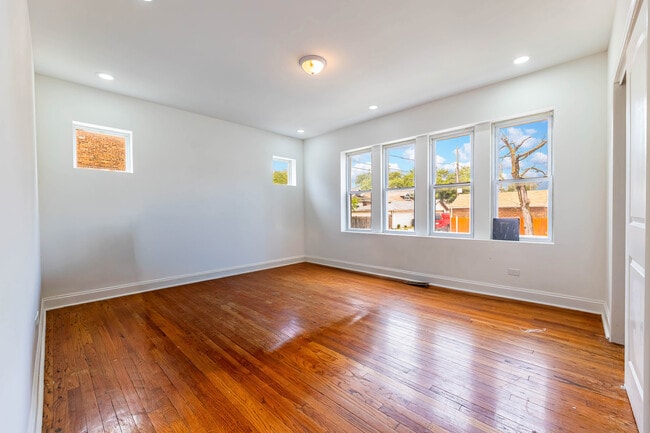 Building Photo - 1633 W 76th St