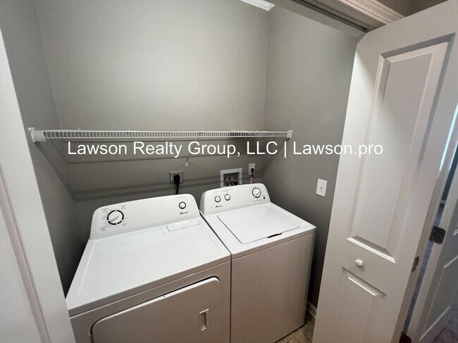 Building Photo - Luxurious Colonial Green Townhome with Garage