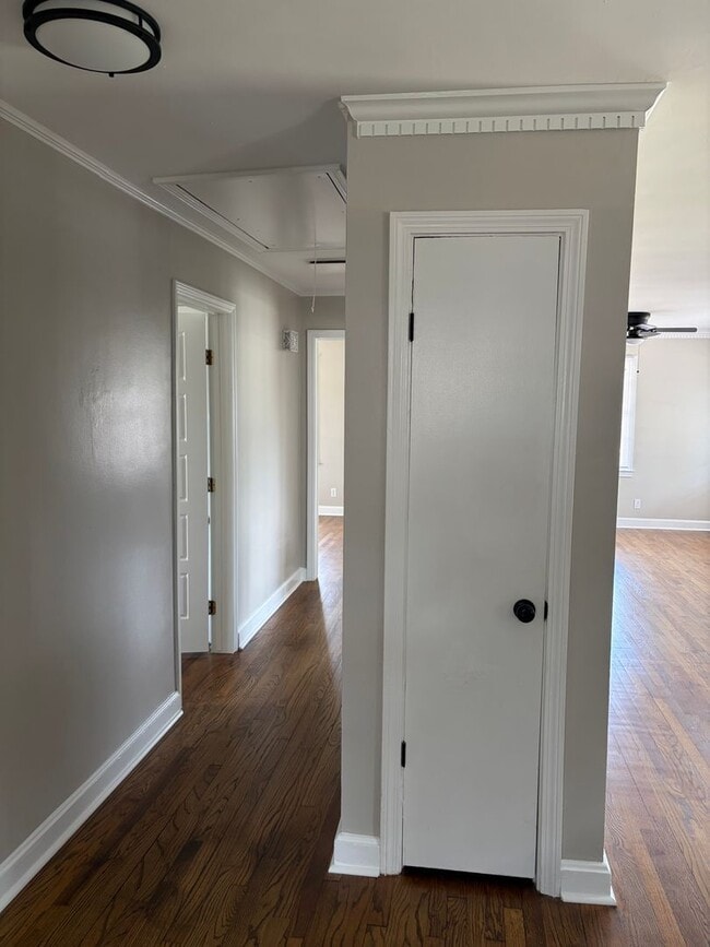 Building Photo - Beautiful brick home, Fully fenced in yard!!