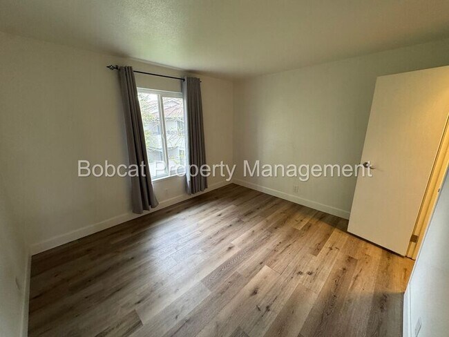 Building Photo - 400 S Saliman Rd