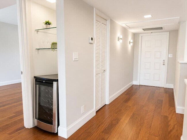 Building Photo - 4030 W Palm Aire Dr