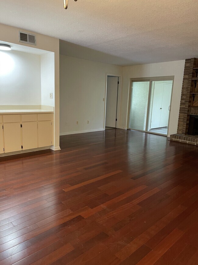 Building Photo - 7 Escondido Cir