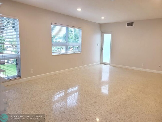 Building Photo - 711 Bayshore Dr