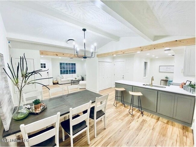 Building Photo - 904 Oakhill Cir