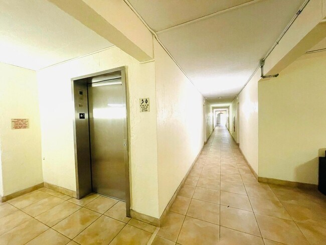 Building Photo - 257 S Cypress Rd