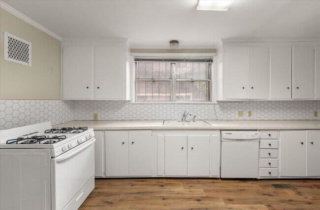 Building Photo - Harleston Village 3 Bed/2.5 Bath Gem Avail...