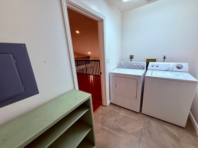 Building Photo - 9 Rooms  6 Bedroom 4 baths Granite Kitchen Executive Home For $5990