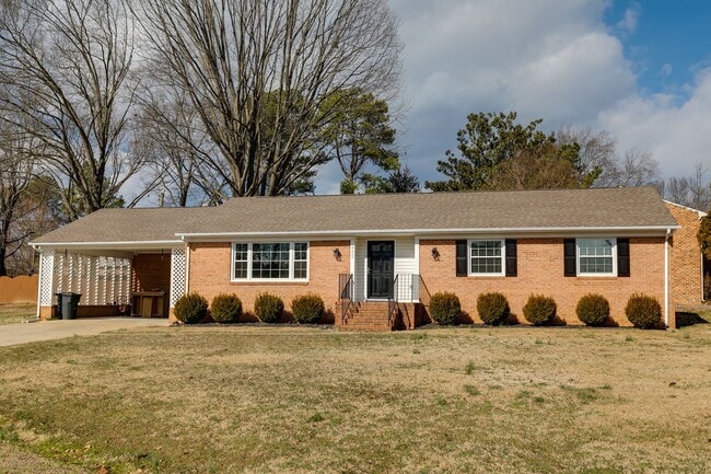 Primary Photo - 3 Bedroom Rancher in Chesterfield! ***Avai...
