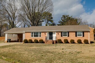 Building Photo - 3 Bedroom Rancher in Chesterfield! ***Avai...