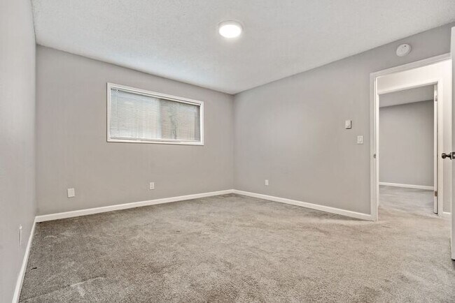 Building Photo - Spacious 2 bedroom apartment 1st month rent FREE!!