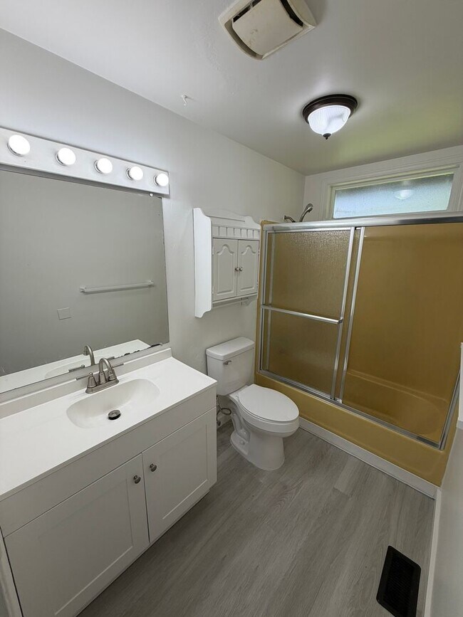 Building Photo - 2 Bedroom in Albany!